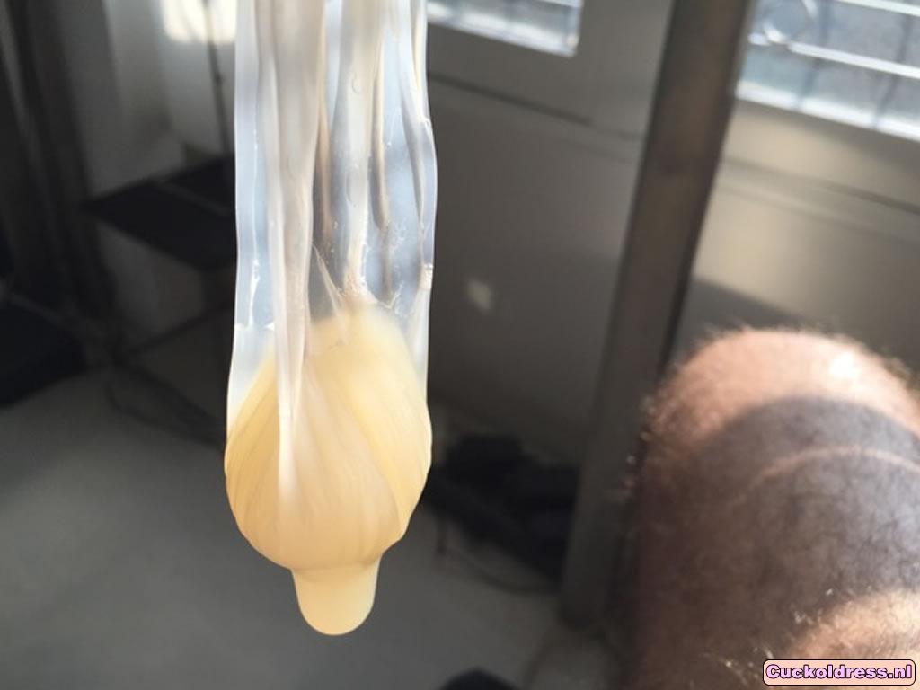 Condoom gevuld met flinke lading sperma!